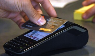 Kredi kartı limitleri yeniden belirlenmeye başlandı.  • Limiti 400 bin TL’ye kadar olan kartlar dikkate alınmayacak. • Limiti 400 bin TL üstü olan kartlarda harcamaya göre limit aşamalı olarak düşürülüyor. • BDDK, bankalara sistemlerindeki eksiklikleri yenilemeleri için 3 ay süre verdi. • Bankalar bu yıl tüm müşterilerden gelir belgesi isteyecek.