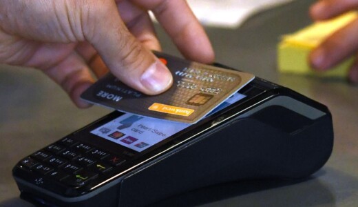 Kredi kartı limitleri yeniden belirlenmeye başlandı.  • Limiti 400 bin TL’ye kadar olan kartlar dikkate alınmayacak. • Limiti 400 bin TL üstü olan kartlarda harcamaya göre limit aşamalı olarak düşürülüyor. • BDDK, bankalara sistemlerindeki eksiklikleri yenilemeleri için 3 ay süre verdi. • Bankalar bu yıl tüm müşterilerden gelir belgesi isteyecek.