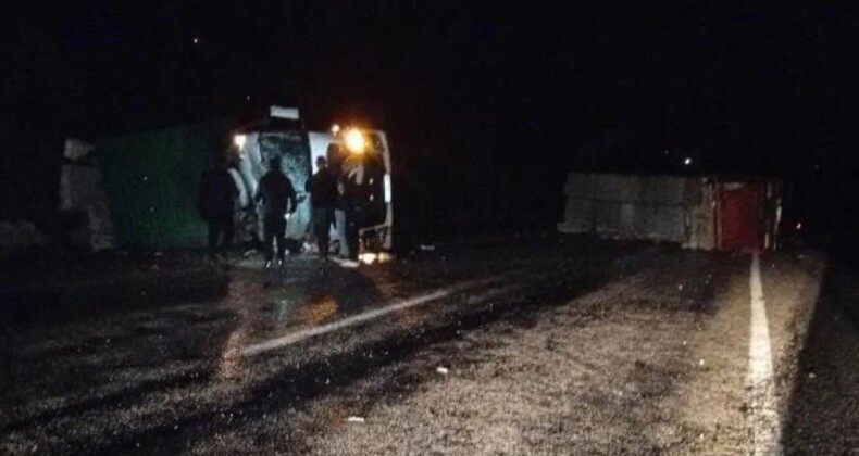 Çanakkale’nin Bayramiç ilçesinde kontrolden çıkan tavuk yüklü TIR’a, olay yerine gelen itfaiye aracı çarptı. Kazada TIR sürücüsü ağır, bir itfaiye eri hafif yaralandı
