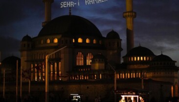 Diyanet İşleri Başkanlığı: “Şer’î ölçüler esas alınarak yapılan astronomik hesaplamalar sonucunda; 1447 (2026) yılı Ramazan ayı hilalinin, 18 Şubat 2026 Çarşamba günü ilk defa Büyük Okyanus bölgesinden itibaren görülebilir hâle geleceği tespit edilmiştir. Hilalin görülebilirlik anı Türkiye saatiyle 06.42’dir.   Bu doğrultuda, 19 Şubat 2026 Perşembe günü 1447/2026 yılı Ramazan ayının birinci günü olacaktır.”