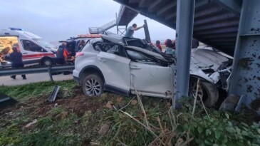 Rize’nin Fındıklı ilçesinde kontrolden çıkan otomobil bariyer ve üst geçit merdivenlerine çarptı; kazada sürücü hayatını kaybederken babası ağır yaralandı.