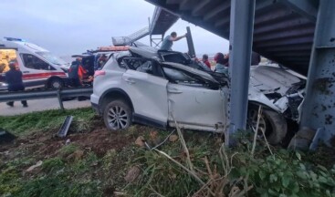 Rize’nin Fındıklı ilçesinde kontrolden çıkan otomobil bariyer ve üst geçit merdivenlerine çarptı; kazada sürücü hayatını kaybederken babası ağır yaralandı.