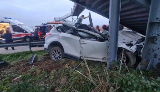 Rize’nin Fındıklı ilçesinde kontrolden çıkan otomobil bariyer ve üst geçit merdivenlerine çarptı; kazada sürücü hayatını kaybederken babası ağır yaralandı.