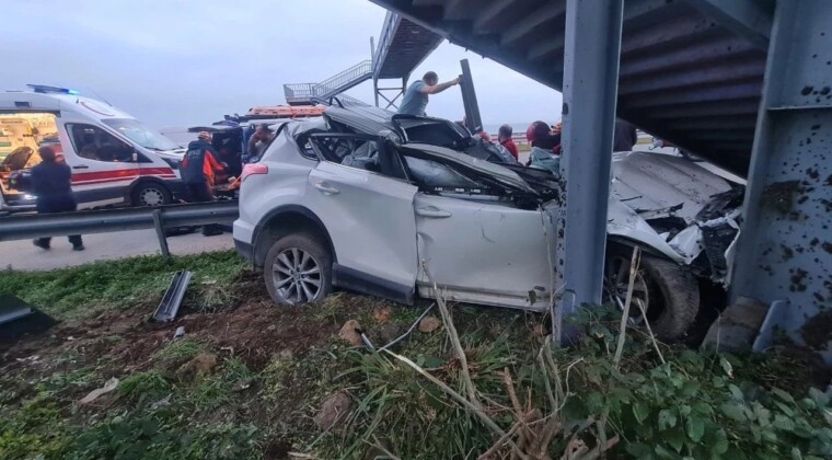 Rize’nin Fındıklı ilçesinde kontrolden çıkan otomobil bariyer ve üst geçit merdivenlerine çarptı; kazada sürücü hayatını kaybederken babası ağır yaralandı.