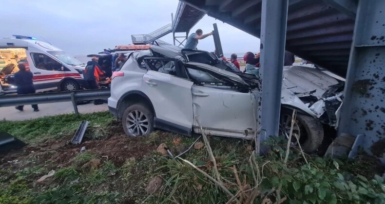 Rize’nin Fındıklı ilçesinde kontrolden çıkan otomobil bariyer ve üst geçit merdivenlerine çarptı; kazada sürücü hayatını kaybederken babası ağır yaralandı.