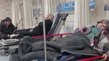 Amasya’da mevlit programında ikram edilen tavuklu pilavdan etkilendiği değerlendirilen 22 kişi hastaneye başvurdu; zehirlenme şüphesiyle yemekten numune alınırken, vatandaşların sağlık durumlarının iyi olduğu bildirildi.