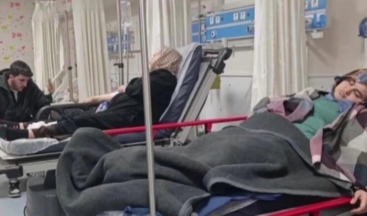 Amasya’da mevlit programında ikram edilen tavuklu pilavdan etkilendiği değerlendirilen 22 kişi hastaneye başvurdu; zehirlenme şüphesiyle yemekten numune alınırken, vatandaşların sağlık durumlarının iyi olduğu bildirildi.