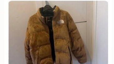 ‘Toşko’ olarak tanınan sosyal medya fenomeni Mazlum Aktürk, gözaltına alındığı gün üstünde olan montu “Nezarethanede yastık kullanımına uygun” açıklamasıyla 48 bin 758 TL’ye satışa çıkardı.