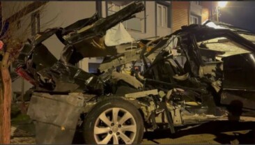 Hızını alamayan sürücü, otomobiliyle park halindeki 4 araca ve iş yerine çarptı Sultanbeyli’de sürücüsünün direksiyon hakimiyetini kaybettiği otomobil önce park halindeki 4 araca, ardından yoldan geçen bir kadına çarptı.