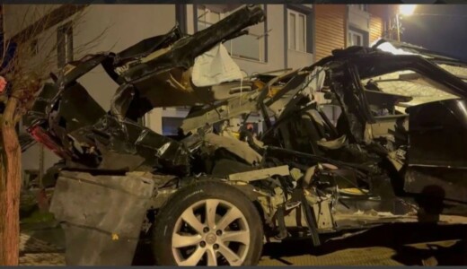 Hızını alamayan sürücü, otomobiliyle park halindeki 4 araca ve iş yerine çarptı Sultanbeyli’de sürücüsünün direksiyon hakimiyetini kaybettiği otomobil önce park halindeki 4 araca, ardından yoldan geçen bir kadına çarptı.