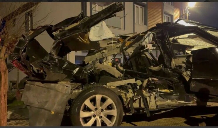 Hızını alamayan sürücü, otomobiliyle park halindeki 4 araca ve iş yerine çarptı Sultanbeyli’de sürücüsünün direksiyon hakimiyetini kaybettiği otomobil önce park halindeki 4 araca, ardından yoldan geçen bir kadına çarptı.