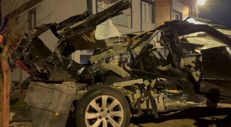 Hızını alamayan sürücü, otomobiliyle park halindeki 4 araca ve iş yerine çarptı Sultanbeyli’de sürücüsünün direksiyon hakimiyetini kaybettiği otomobil önce park halindeki 4 araca, ardından yoldan geçen bir kadına çarptı.