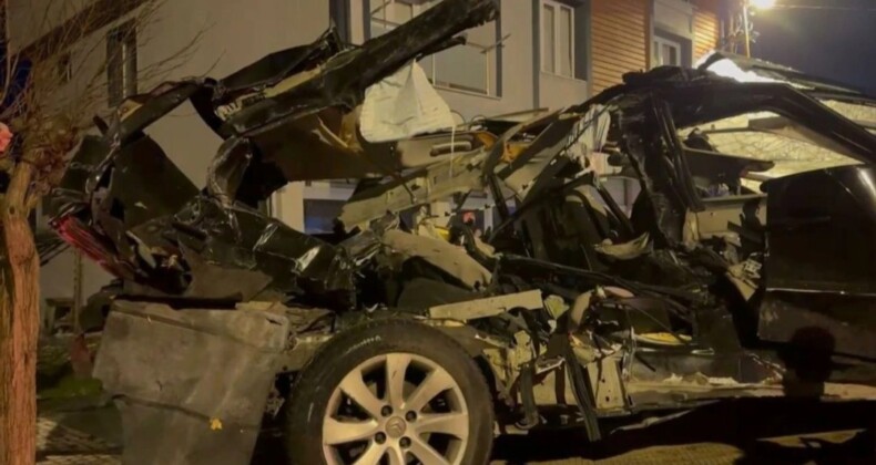 Hızını alamayan sürücü, otomobiliyle park halindeki 4 araca ve iş yerine çarptı Sultanbeyli’de sürücüsünün direksiyon hakimiyetini kaybettiği otomobil önce park halindeki 4 araca, ardından yoldan geçen bir kadına çarptı.