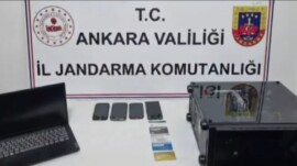15 ilde eş zamanlı siber dolandırıcılık operasyonu: 58 kişi tutuklandı İçişleri Bakanı Ali Yerlikaya, 15 il merkezli operasyonlarda 90 şüphelinin yakalandığını, 58’inin tutuklandığını duyurdu.