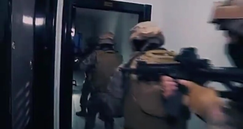 24 ilde son 10 günde gerçekleştirilen operasyonlarda 1 ton 124 kilogram uyuşturucu madde ele geçirildi.   • 144 şüpheli yakalandı. • 1 Milyon 826 Bin adet uyuşturucu hap ele geçirildi.