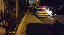 Ankara’da seri cinayet! Annesini, kızını ve eski eşini öldürüp intihar etti Ankara Keçiören’de Recep Cengiz (35), annesi ve 8 yaşındaki kızını tabancayla öldürdükten sonra cesetleri aracının bagajına koyarak boşanma aşamasındaki eşinin evine gitti. Eşini de öldürdükten sonra aynı silahla intihar etti. Cengiz’in bir süre önce cezaevinden izinli olarak çıktığı öğrenildi.