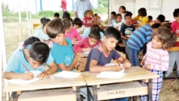 Tarım işçileri çocuğunu 2 ay okula gönderebiliyor Köy Okulları Değişim Ağı (KODA) Genel Koordinatörü Mine Ekinci mevsimlik tarım işçiliği süresinin uzaması ve köy okullarının kapanmasının, milyonlarca çocuğun eğitimden kopmasına yol açtığını vurguladı