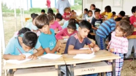 Tarım işçileri çocuğunu 2 ay okula gönderebiliyor Köy Okulları Değişim Ağı (KODA) Genel Koordinatörü Mine Ekinci mevsimlik tarım işçiliği süresinin uzaması ve köy okullarının kapanmasının, milyonlarca çocuğun eğitimden kopmasına yol açtığını vurguladı