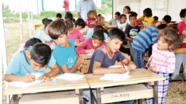 Tarım işçileri çocuğunu 2 ay okula gönderebiliyor Köy Okulları Değişim Ağı (KODA) Genel Koordinatörü Mine Ekinci mevsimlik tarım işçiliği süresinin uzaması ve köy okullarının kapanmasının, milyonlarca çocuğun eğitimden kopmasına yol açtığını vurguladı