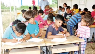 Tarım işçileri çocuğunu 2 ay okula gönderebiliyor Köy Okulları Değişim Ağı (KODA) Genel Koordinatörü Mine Ekinci mevsimlik tarım işçiliği süresinin uzaması ve köy okullarının kapanmasının, milyonlarca çocuğun eğitimden kopmasına yol açtığını vurguladı