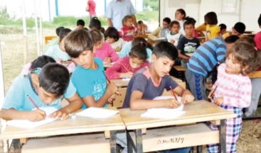 Tarım işçileri çocuğunu 2 ay okula gönderebiliyor Köy Okulları Değişim Ağı (KODA) Genel Koordinatörü Mine Ekinci mevsimlik tarım işçiliği süresinin uzaması ve köy okullarının kapanmasının, milyonlarca çocuğun eğitimden kopmasına yol açtığını vurguladı