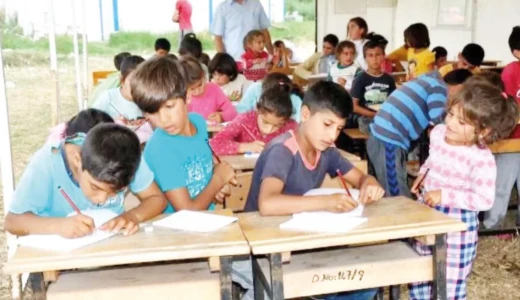 Tarım işçileri çocuğunu 2 ay okula gönderebiliyor Köy Okulları Değişim Ağı (KODA) Genel Koordinatörü Mine Ekinci mevsimlik tarım işçiliği süresinin uzaması ve köy okullarının kapanmasının, milyonlarca çocuğun eğitimden kopmasına yol açtığını vurguladı