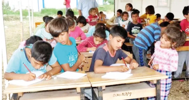 Tarım işçileri çocuğunu 2 ay okula gönderebiliyor Köy Okulları Değişim Ağı (KODA) Genel Koordinatörü Mine Ekinci mevsimlik tarım işçiliği süresinin uzaması ve köy okullarının kapanmasının, milyonlarca çocuğun eğitimden kopmasına yol açtığını vurguladı