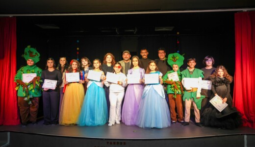Tarsus Belediyesi Şehir Tiyatrosu tarafından gerçekleştirilen Yaratıcı Drama Oyun Çıkarma Atölyesi, üç aylık eğitim sürecinin ardından sahnelenen “Kırmızı Bantlı Kız” adlı tiyatro oyunu ile tamamlandı. Çocukların sahnelediği oyun, izleyicilerden büyük beğeni topladı.  Haftanın belirli günlerinde düzenli olarak yaratıcı drama eğitimi alan çocuklar; süreç boyunca özgüven kazanma, birlikte üretme, empati kurma ve ekip ruhunu deneyimleme fırsatı buldu. Yoğun prova sürecinin ardından sahneye çıkan çocuklar, başarılı performanslarıyla dikkat çekti.  Masal kahramanlarının eğlenceli bir balosunda geçen oyunda, kendini farklı hissettiği için dışlandığını düşünen Kırmızı Bantlı Kız’ın hikâyesi üzerinden; farklılıklara saygı, empati kurma ve hataları fark ederek telafi etmenin önemi vurgulandı. Dostluk ve anlayış mesajı veren oyun, seyirciler tarafından uzun süre alkışlandı.  Gösteri sonunda çocuklara katılım belgeleri takdim edildi. Tarsus Belediyesi, çocukların sanatsal ve kişisel gelişimlerine katkı sunan yaratıcı drama eğitimlerini sürdürmeye ve yeni gruplarla daha fazla çocuğu sanatla buluşturmaya devam edecek.