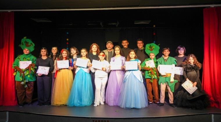 Tarsus Belediyesi Şehir Tiyatrosu tarafından gerçekleştirilen Yaratıcı Drama Oyun Çıkarma Atölyesi, üç aylık eğitim sürecinin ardından sahnelenen “Kırmızı Bantlı Kız” adlı tiyatro oyunu ile tamamlandı. Çocukların sahnelediği oyun, izleyicilerden büyük beğeni topladı.  Haftanın belirli günlerinde düzenli olarak yaratıcı drama eğitimi alan çocuklar; süreç boyunca özgüven kazanma, birlikte üretme, empati kurma ve ekip ruhunu deneyimleme fırsatı buldu. Yoğun prova sürecinin ardından sahneye çıkan çocuklar, başarılı performanslarıyla dikkat çekti.  Masal kahramanlarının eğlenceli bir balosunda geçen oyunda, kendini farklı hissettiği için dışlandığını düşünen Kırmızı Bantlı Kız’ın hikâyesi üzerinden; farklılıklara saygı, empati kurma ve hataları fark ederek telafi etmenin önemi vurgulandı. Dostluk ve anlayış mesajı veren oyun, seyirciler tarafından uzun süre alkışlandı.  Gösteri sonunda çocuklara katılım belgeleri takdim edildi. Tarsus Belediyesi, çocukların sanatsal ve kişisel gelişimlerine katkı sunan yaratıcı drama eğitimlerini sürdürmeye ve yeni gruplarla daha fazla çocuğu sanatla buluşturmaya devam edecek.