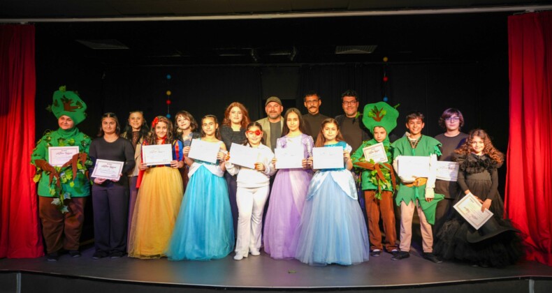 Tarsus Belediyesi Şehir Tiyatrosu tarafından gerçekleştirilen Yaratıcı Drama Oyun Çıkarma Atölyesi, üç aylık eğitim sürecinin ardından sahnelenen “Kırmızı Bantlı Kız” adlı tiyatro oyunu ile tamamlandı. Çocukların sahnelediği oyun, izleyicilerden büyük beğeni topladı.  Haftanın belirli günlerinde düzenli olarak yaratıcı drama eğitimi alan çocuklar; süreç boyunca özgüven kazanma, birlikte üretme, empati kurma ve ekip ruhunu deneyimleme fırsatı buldu. Yoğun prova sürecinin ardından sahneye çıkan çocuklar, başarılı performanslarıyla dikkat çekti.  Masal kahramanlarının eğlenceli bir balosunda geçen oyunda, kendini farklı hissettiği için dışlandığını düşünen Kırmızı Bantlı Kız’ın hikâyesi üzerinden; farklılıklara saygı, empati kurma ve hataları fark ederek telafi etmenin önemi vurgulandı. Dostluk ve anlayış mesajı veren oyun, seyirciler tarafından uzun süre alkışlandı.  Gösteri sonunda çocuklara katılım belgeleri takdim edildi. Tarsus Belediyesi, çocukların sanatsal ve kişisel gelişimlerine katkı sunan yaratıcı drama eğitimlerini sürdürmeye ve yeni gruplarla daha fazla çocuğu sanatla buluşturmaya devam edecek.