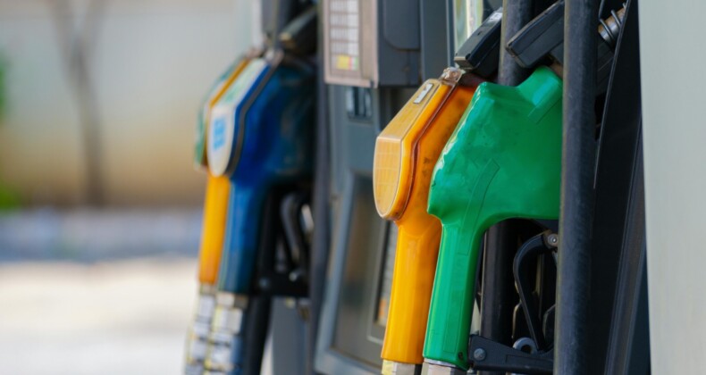 Bu gece motorine 2 lira 52 kuruş zam bekleniyor. • Zamla birlikte bazı illerde litresi 80 lirayı aşacak.