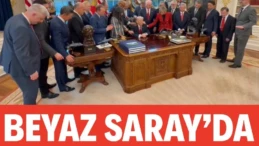 Beyaz Saray’da çok konuşulacak anlar: Trump için dua ettiler ABD Başkanı Trump, Oval Ofis’te ülkenin çeşitli yerlerinden gelen dini bir grup ile birlikte dua etti.
