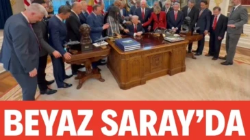 Beyaz Saray’da çok konuşulacak anlar: Trump için dua ettiler ABD Başkanı Trump, Oval Ofis’te ülkenin çeşitli yerlerinden gelen dini bir grup ile birlikte dua etti.