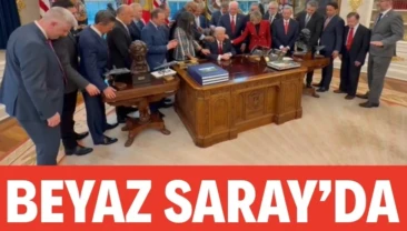 Beyaz Saray’da çok konuşulacak anlar: Trump için dua ettiler ABD Başkanı Trump, Oval Ofis’te ülkenin çeşitli yerlerinden gelen dini bir grup ile birlikte dua etti.