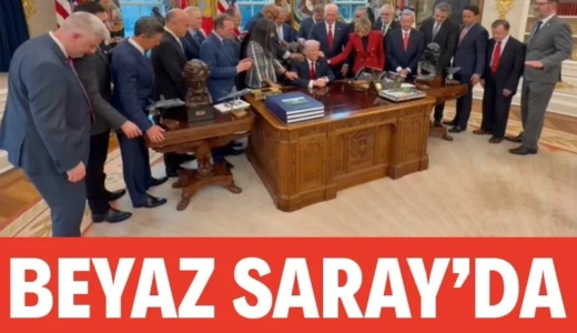 Beyaz Saray’da çok konuşulacak anlar: Trump için dua ettiler ABD Başkanı Trump, Oval Ofis’te ülkenin çeşitli yerlerinden gelen dini bir grup ile birlikte dua etti.