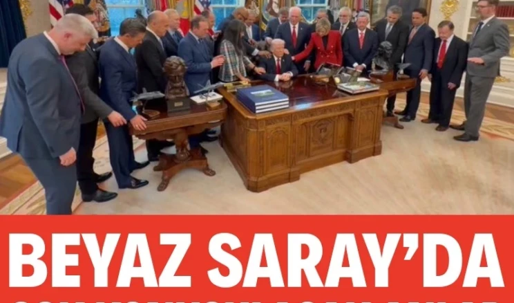 Beyaz Saray’da çok konuşulacak anlar: Trump için dua ettiler ABD Başkanı Trump, Oval Ofis’te ülkenin çeşitli yerlerinden gelen dini bir grup ile birlikte dua etti.