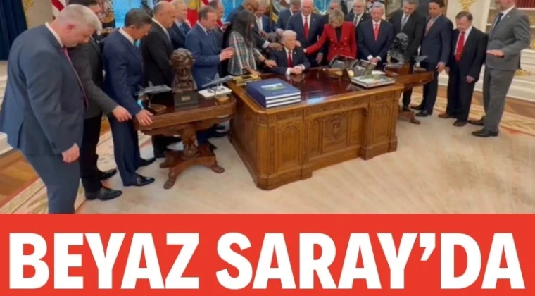Beyaz Saray’da çok konuşulacak anlar: Trump için dua ettiler ABD Başkanı Trump, Oval Ofis’te ülkenin çeşitli yerlerinden gelen dini bir grup ile birlikte dua etti.