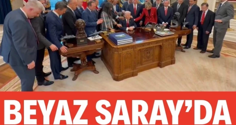 Beyaz Saray’da çok konuşulacak anlar: Trump için dua ettiler ABD Başkanı Trump, Oval Ofis’te ülkenin çeşitli yerlerinden gelen dini bir grup ile birlikte dua etti.