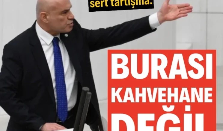 Meclis’te sert tartışma: ‘Burası kahvehane değil’ TBMM Genel Kurulu’nda İYİ Parti Grup Başkanvekili Turhan Çömez’in konuşması sırasında tartışma yaşandı. Kürsüden konuşurken salondaki gürültüye tepki gösteren Çömez’in “Burası kahvehane değil” sözleri üzerine milletvekilleri arasında sözlü atışma yaşandı