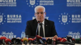 Bursa Belediye Başkanı Mustafa Bozbey gözaltına alındı! Evinde arama yapılıyor CHP’li Bursa Büyükşehir Belediye Başkanı Mustafa Bozbey’in gözaltına alındığı öğrenildi. Bozbey’in evinde arama yapıldığı, eşi, kızı ve gelini hakkında da gözaltı kararı verildiği aktarıldı. Soruşturma kapsamında şu ana kadar 55 kişinin gözaltına alındığı ifade edildi.