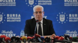 Bursa Belediye Başkanı Mustafa Bozbey gözaltına alındı! Evinde arama yapılıyor CHP’li Bursa Büyükşehir Belediye Başkanı Mustafa Bozbey’in gözaltına alındığı öğrenildi. Bozbey’in evinde arama yapıldığı, eşi, kızı ve gelini hakkında da gözaltı kararı verildiği aktarıldı. Soruşturma kapsamında şu ana kadar 55 kişinin gözaltına alındığı ifade edildi.