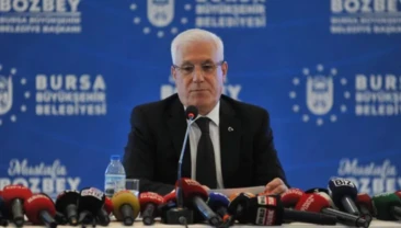Bursa Belediye Başkanı Mustafa Bozbey gözaltına alındı! Evinde arama yapılıyor CHP’li Bursa Büyükşehir Belediye Başkanı Mustafa Bozbey’in gözaltına alındığı öğrenildi. Bozbey’in evinde arama yapıldığı, eşi, kızı ve gelini hakkında da gözaltı kararı verildiği aktarıldı. Soruşturma kapsamında şu ana kadar 55 kişinin gözaltına alındığı ifade edildi.