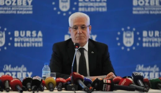 Bursa Belediye Başkanı Mustafa Bozbey gözaltına alındı! Evinde arama yapılıyor CHP’li Bursa Büyükşehir Belediye Başkanı Mustafa Bozbey’in gözaltına alındığı öğrenildi. Bozbey’in evinde arama yapıldığı, eşi, kızı ve gelini hakkında da gözaltı kararı verildiği aktarıldı. Soruşturma kapsamında şu ana kadar 55 kişinin gözaltına alındığı ifade edildi.