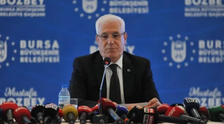 Bursa Belediye Başkanı Mustafa Bozbey gözaltına alındı! Evinde arama yapılıyor CHP’li Bursa Büyükşehir Belediye Başkanı Mustafa Bozbey’in gözaltına alındığı öğrenildi. Bozbey’in evinde arama yapıldığı, eşi, kızı ve gelini hakkında da gözaltı kararı verildiği aktarıldı. Soruşturma kapsamında şu ana kadar 55 kişinin gözaltına alındığı ifade edildi.