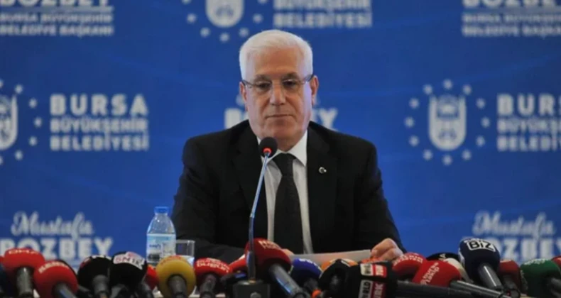 Bursa Belediye Başkanı Mustafa Bozbey gözaltına alındı! Evinde arama yapılıyor CHP’li Bursa Büyükşehir Belediye Başkanı Mustafa Bozbey’in gözaltına alındığı öğrenildi. Bozbey’in evinde arama yapıldığı, eşi, kızı ve gelini hakkında da gözaltı kararı verildiği aktarıldı. Soruşturma kapsamında şu ana kadar 55 kişinin gözaltına alındığı ifade edildi.