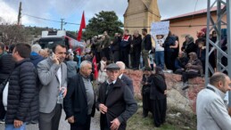 Tarsuslular, çimento fabrikasına karşı birleşti Mersin’in Tarsus ilçesinde vatandaşlar, 14 kırsal mahalleyi etkileyecek olan çimento fabrikasına karşı eylem gerçekleştirdi. İktidara çağrı yapan CHP Grup Başkanvekili Ali Mahir Başarır, “Buraya bir toz yollayacaksanız gübrenin tozunu yollayın. Buraya akan bir şey yollayacaksınız fabrikanın kirli sularını değil, çiftçiye vergisiz akaryakıt, mazot yollayın. Artık yeter” dedi