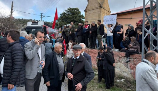 Tarsuslular, çimento fabrikasına karşı birleşti Mersin’in Tarsus ilçesinde vatandaşlar, 14 kırsal mahalleyi etkileyecek olan çimento fabrikasına karşı eylem gerçekleştirdi. İktidara çağrı yapan CHP Grup Başkanvekili Ali Mahir Başarır, “Buraya bir toz yollayacaksanız gübrenin tozunu yollayın. Buraya akan bir şey yollayacaksınız fabrikanın kirli sularını değil, çiftçiye vergisiz akaryakıt, mazot yollayın. Artık yeter” dedi