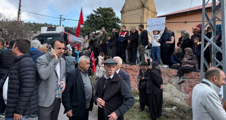 Tarsuslular, çimento fabrikasına karşı birleşti Mersin’in Tarsus ilçesinde vatandaşlar, 14 kırsal mahalleyi etkileyecek olan çimento fabrikasına karşı eylem gerçekleştirdi. İktidara çağrı yapan CHP Grup Başkanvekili Ali Mahir Başarır, “Buraya bir toz yollayacaksanız gübrenin tozunu yollayın. Buraya akan bir şey yollayacaksınız fabrikanın kirli sularını değil, çiftçiye vergisiz akaryakıt, mazot yollayın. Artık yeter” dedi
