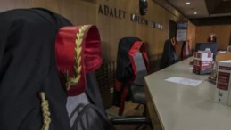 Adliye’de uyuşturucu operasyonu! Savcı, avukat ve adli personel gözaltında! Gaziantep’te adliye bağlantılı rüşvet ve uyuşturucu soruşturması büyüdü. Bir cumhuriyet savcısı, avukatlar ve adliye personelinin de aralarında olduğu 16 kişi gözaltına alındı. Teknik takip sonrası genişletilen dosyada iki zabıt kâtibi tutuklandı. Soruşturmada rüşvet, uyuşturucu ticareti ve nüfuz ticareti suçlamaları yer aldı.