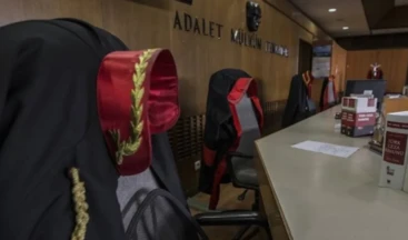 Adliye’de uyuşturucu operasyonu! Savcı, avukat ve adli personel gözaltında! Gaziantep’te adliye bağlantılı rüşvet ve uyuşturucu soruşturması büyüdü. Bir cumhuriyet savcısı, avukatlar ve adliye personelinin de aralarında olduğu 16 kişi gözaltına alındı. Teknik takip sonrası genişletilen dosyada iki zabıt kâtibi tutuklandı. Soruşturmada rüşvet, uyuşturucu ticareti ve nüfuz ticareti suçlamaları yer aldı.